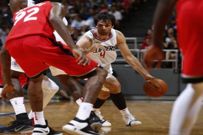 Pemain LA Clippers, Milos Teodosic (baju putih nomor 4), saat menghadapi Toronto Raptors pada laga preseason NBA yang digelar Minggu (1/10/2017) waktu Amerika Serikat.