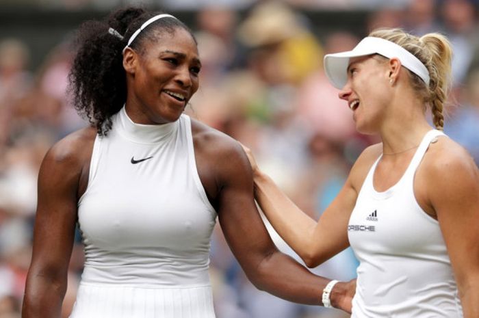 Serena Williams (kiri) dan Angelique Kerber (kanan) kala saling menyapa saat partai final Wimbledon 2016 usai digelar.