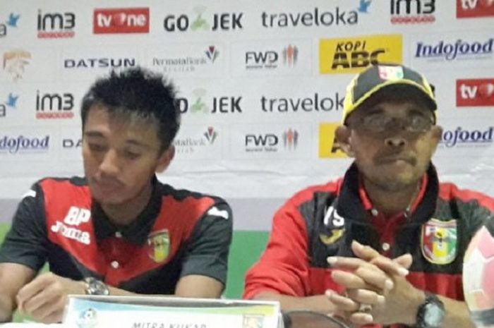 Bayu Pradana, Gelandang Mitra Kukar dan Yudi Suryata, Pelatih Mitra Kukar, di konferensi pers pascapertandingan di Stadion Si Jalak Harupat, Jumat (27/10/2017). 