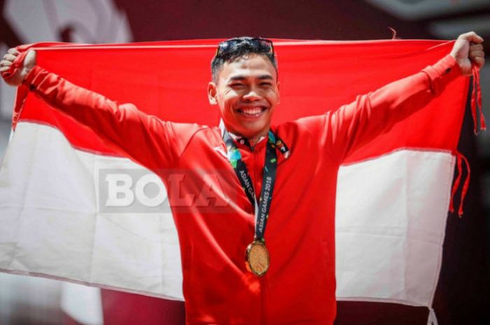 Selebrasi lifter Indonesia, Eko Yuli Irawan, saat berhasil meraih medali emas pada cabor Angkat Besi nomor 62 kilogram putra di JI Expo, Selasa (21/8/2018).