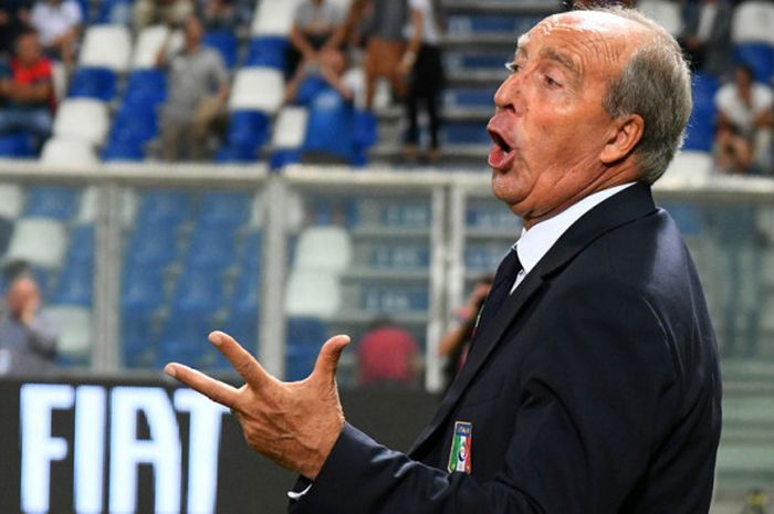 Ekspresi pelatih tim nasional Italia, Gian Piero Ventura, saat memberiukan instruksi kepada pemainnya dalam pertandigan Grup G babak Kualifikasi Piala Dunia 2018 menghadapi Israel di Stadion Mappei, Reggio Emilia, Italia, pada Selasa (5/9/2017).