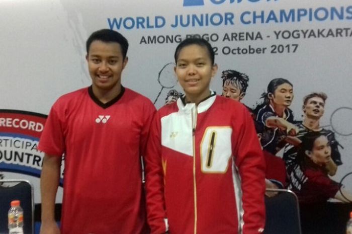 Pasangan ganda campuran Indonesia, Rehan Naufal Kusharjanto/Siti Fadia Silva Ramadhanti, berpose seusai memastikan diri ke semifinal Kejuaraan Dunia Junior 2017 yang berlangsung di GOR Among Rogo, Yogyakarta, Jumat (20/10/2017).