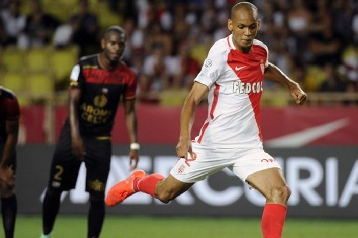 Gelandang bertahan AS Monaco, Fabinho, mencetak gol penalti ke gawang Guingamp pada partai lanjutan Ligue 1 di Stade Louis II, 12 Agustus 2016.