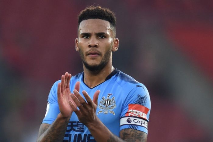 Kapten Newcastle United, Jamaal Lascelles, bertepuk tangan seusai laga Liga Inggris kontra Southampton di Stadion St Mary's, Southampton, pada 15 Oktober 2017.