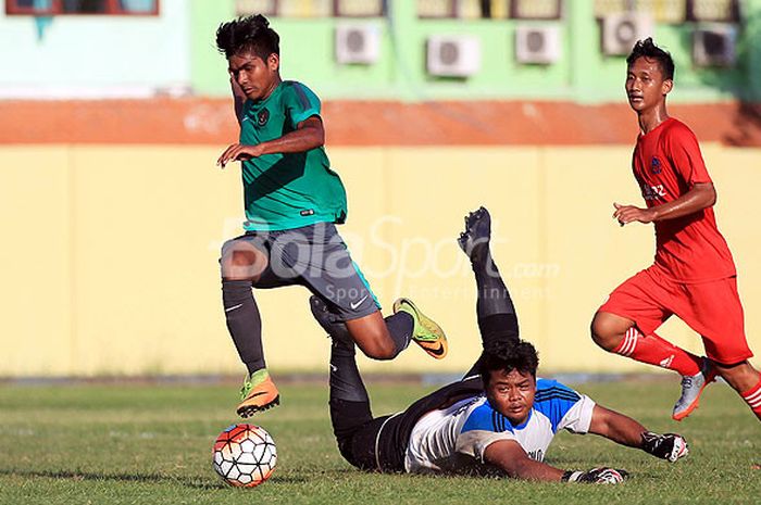 Pemain depan timnas U-16 Indonesia, Amanar Abdilah (kiri), melewati hadangan kiper dan pemain belakang Persida Sidoarjo Junior dalam laga uji coba di Stadion Jenggolo Sidaorjo, Jawa Timur, Minggu (01/07/2018) sore.