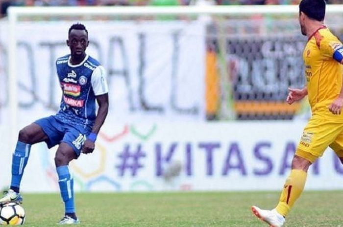 Gelandang Arema FC, Makan Konate saat bermain melawan Sriwijaya FC pada 21 Juli 2018