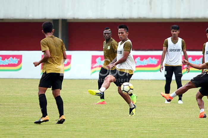 Pemain Persiba Balikpapan saat berlatih di Stadion Maguwoharjo, Rabu (19/09) pagi.