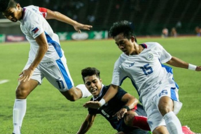 Dua pemain timnas U-22 Filipina pada laga kualifikasi Piala Asia U-23 edisi 2018 pada 23 Juli 2017. 