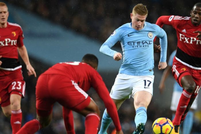 Kevin De Bruyne (kedua dari kanan) menerobos kawalan pemain musuh dalam laga Liga Inggris Manchester City lawan Watford di Etihad Stadium, Manchester, 2 Januari 2018.