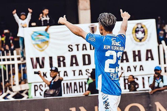  Gelandang Persib Bandung, Kim Jeffrey Kurniawan, menyapa pendukungnya saat tampil melawan PSKC Kota