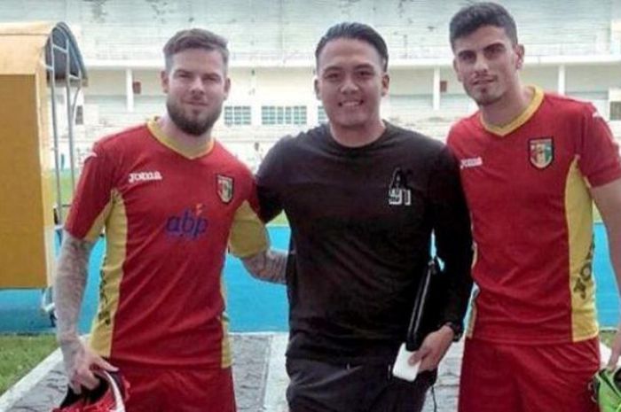 Agen pemain, Daniel Karamoy (tengah), bersama dua kliennya yang berkostum Mitra Kukar pada Liga 1 musim 2018, Danny Guthrie (kiri) dan Fernando Rodriguez (kanan).