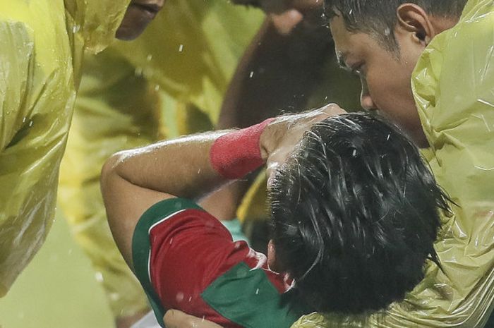  Full-back timnas U-23 Indonesia, Rezaldi Hehanussa, ditandu keluar lapangan pada laga uji coba kontra timnas U-23 Suriah di Stadion Wibawa Mukti, Cikarang, Jawa Barat, Kamis (16/11/2017). 