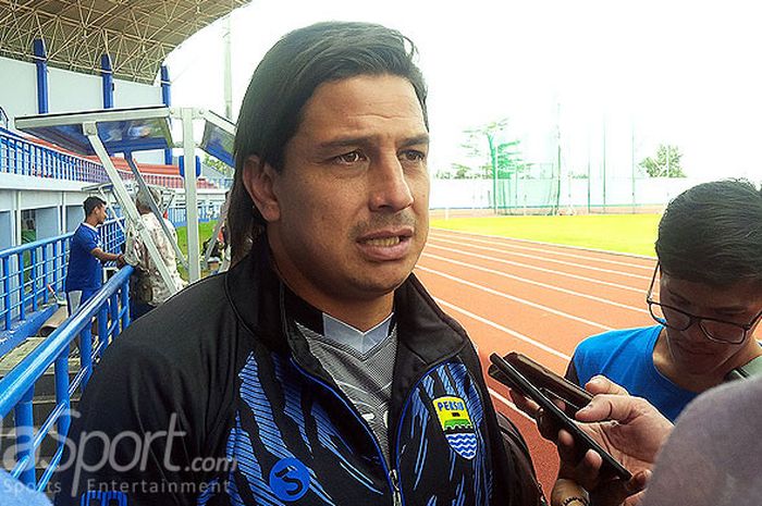 Asisten pelatih Persib, Fernando Soler, berbicara kepada media saat Persib menghadapi Persib U-19 dalam laga uji coba di Stadion Arcamanik, Kota Bandung, Selasa (27/3/2018).