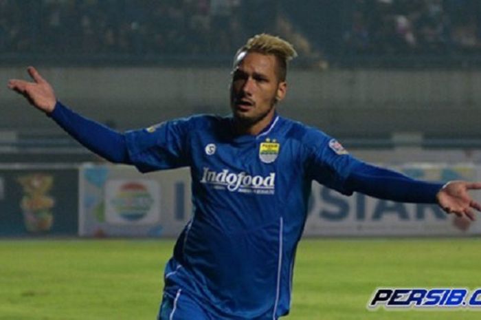 Selebrasi Raphael Maitimo setelah mencetak gol untuk Persib Bandung.