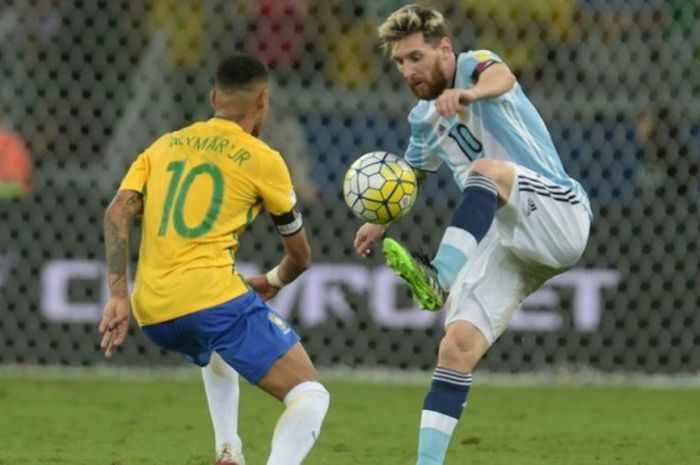  Penyerang timnas Argentina, Lionel Messi, berduel dengan penyerang Brasil, Neymar, pada laga Kualifikasi Piala Dunia 2018 Zona CONMEBOL pada 10 November 2016 di Belo Horizonte, Brasil. 