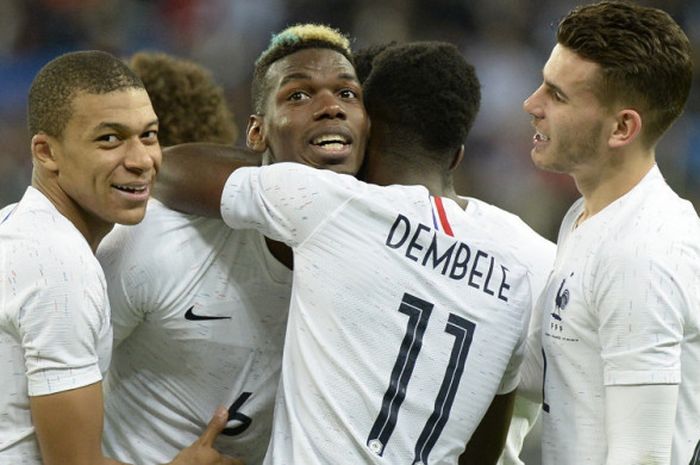 Gelandang tim nasional Prancis, Paul Pogba (tengah), mendapat ucapan selamat dari rekan-rekannya seusai mencetak gol ke gawang Rusia dalam laga uji coba di Stadion Saint-Petersburg, Saint Petersburg, Rusia, pada Selasa (27/3/2018).