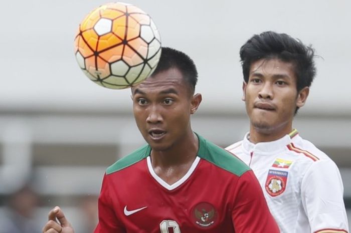 Aksi gelandang baru Persija, Muhammad Hargianto (depan), pada laga uji coba timnas Indonesia kontra Myanmar di Stadion Pakansari, Cibinong, Kabupaten Bogor, Selasa (21/3/2017).