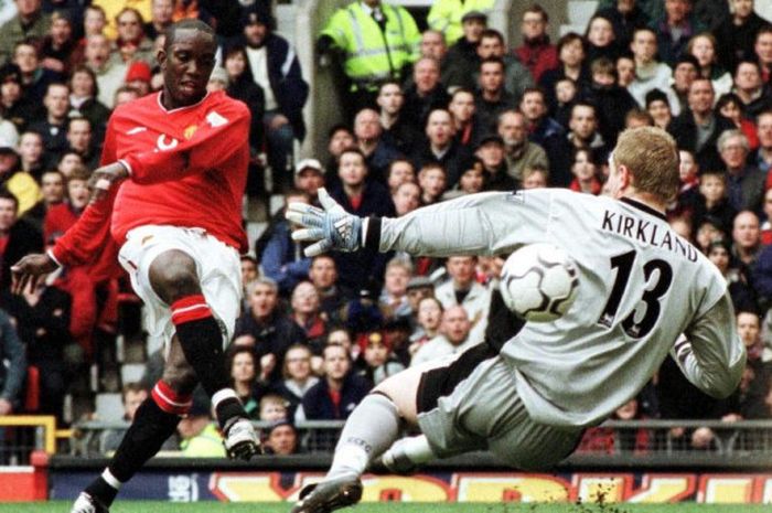 Striker Manchester United, Dwight Yorke (kiri), mencetak gol ke gawang Coventry City dalam laga Liga Inggris di Stadion Old Trafford, Manchester, pada 14 April 2001.