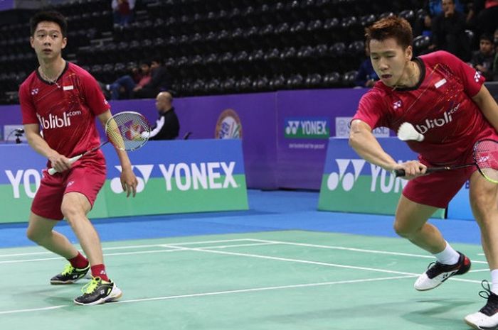 Pasangan ganda putra Indonesia, Marcus Fernaldi Gideon/Kevin Sanjaya Sukamuljo, mengembalikan kok ke arah Tinn Isriyanet/Kittisak Namdash (Thailand) pada laga babak kedua yang berlangsung di Siri Fort Indoor Stadium, Kamis (1/2/2018).