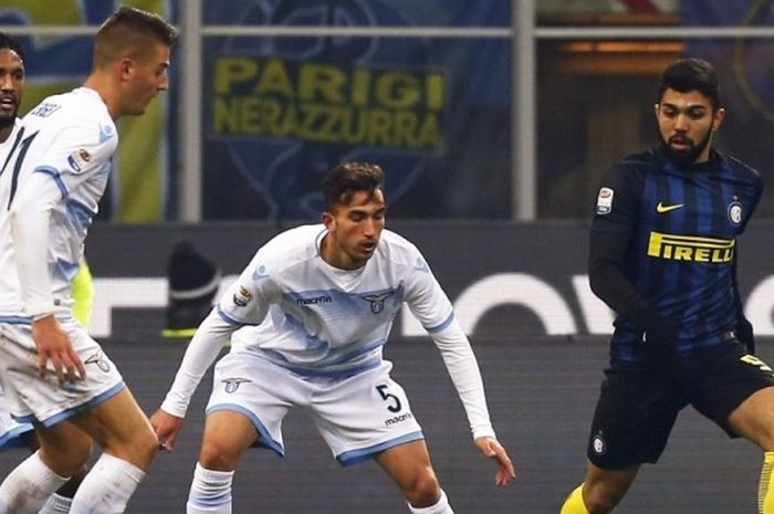 Aksi penyerang sayap Inter Milan, Gabriel Barbosa alias Gabigol (kanan) dalam laga Serie A kontra Lazio di Stadion Giuseppe Meazza, 21 Desember 2016.