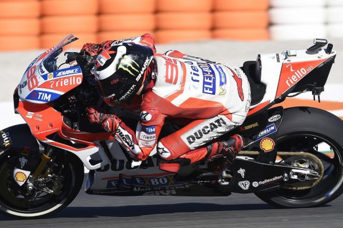 Pebalap tim Ducati, Jorge Lorenzo,, saat beraksi di Sirkuit Ricardo Tormo, Valencia, dalam sesi latihan bebas, Jumat (10/11/2017).