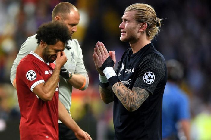 Dua pemain Liverpool, Mohamed Salah dan Loris Karius, menangis pada laga final Liga Champions melawan Real Madrid, di NSC Olimpiyskiy, Stadium, Kyiv, 26  Mei 2018