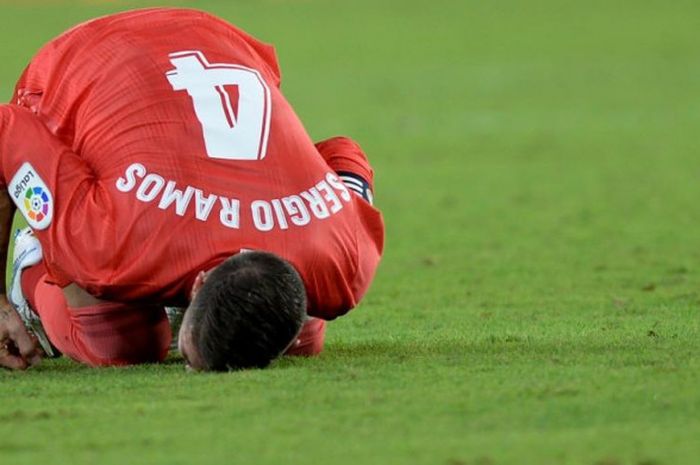 Kapten Real Madrid, Sergio Ramos, meratapi kekalahan timnya dari Sevilla pada laga Liga Spanyol di Stadion Ramon Sanchez Pizjuan, Sevilla, 26 September 2018.