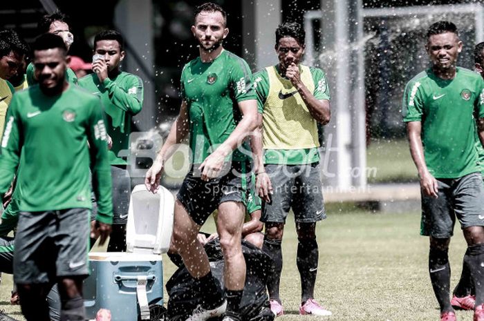 Ilija Spasojevic menjalani latihan dalam rangkaian training camp (TC) timnas U-23 Indonesia di Lapangan B, kompleks Gelora Bung Karno (GBK), Senayan, Jakarta Pusat, Selasa (20/2/2018).