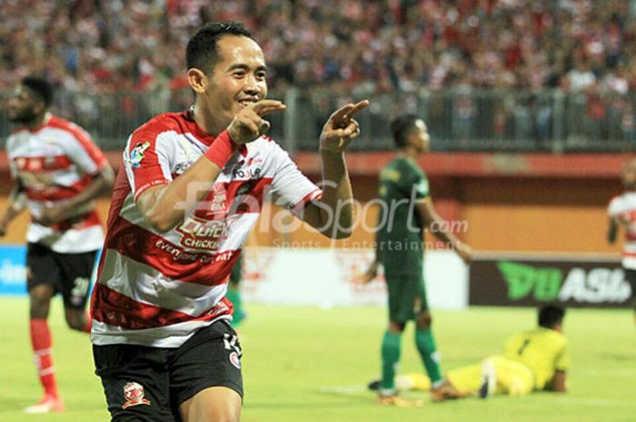  Playmaker Madura United, Slamet Nurcahyo, melakukan selebrasi seusai membobol gawang PS Tira pada l