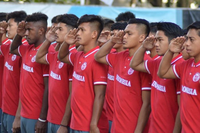 Jajaran timnas U-19 mengadakan upacara bendera memperingati HUT ke-73 RI di area parkir Hotel UNY, Jumat (17/8/2018).