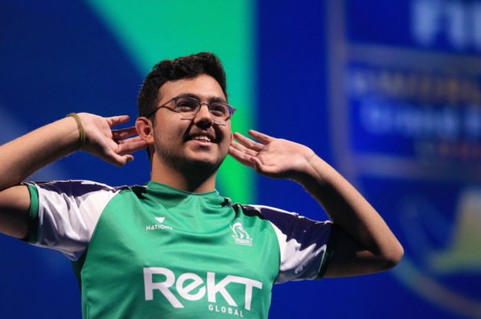 Atlet eSports asal Arab Saudi, Mosaad 'Msdossary' Aldossary, sukses menjuarai FIFA eWorld Cup 2018 seusai mengalahkan atlet eSports Belgia, Stefano 'StefanoPinna' Pinna, dalam laga final di The O2, London, Inggris, Sabtu (4/8/2018).