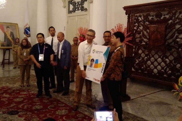 Acara prosesi penyerahan kartu gratis Transjakarta untuk wartawan peliput Asian Games 2018 di Balaikota DKI Jakarta, Senin, (13/8/2018).