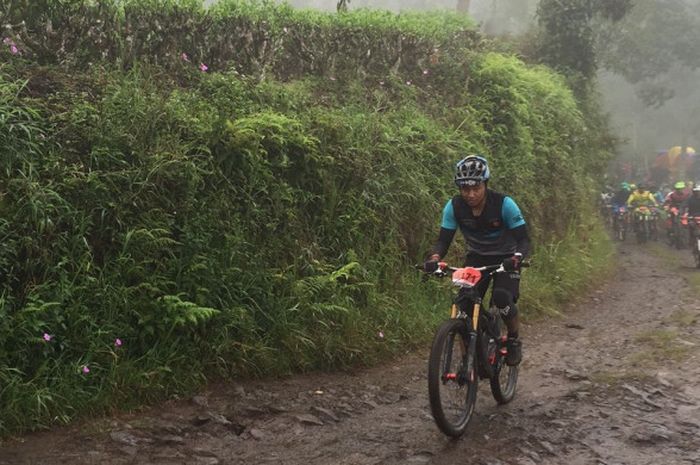 Peserta Seri I Indonesia Enduro (Induro) 2018, yang digelar di Sukawana Bike Park, Lembang, Jawa Barat, Minggu (28/1/2018).