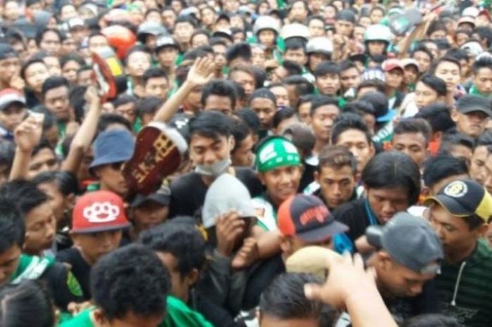 Antusiasme pendukung Persebaya, Bonek dalam mendukung timnya berlaga. 