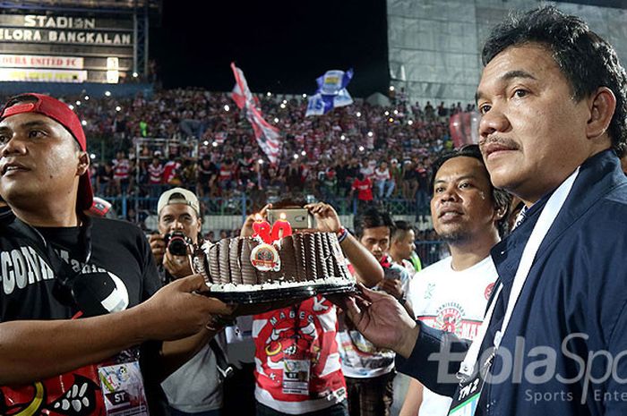 Presiden klub Madura United, Achsanul Qosasih, saat merayakan Ultah K-conk di Stadion Gelora Bangkalan.