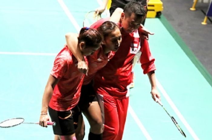 Pebulu tangkis ganda putri Indonesia, Rosyita Eka Putri Sari (tengah) sedang dibantu Ni Ketut Mahadewi Istarani dan pelatih kepala ganda putri nasional Eng Hian pada partai kedua semifinal beregu putri SEA Games 2017 menghadapi Malaysia di Axiata Arena, Bukit Jalil, Malaysia, Rabu (23/8/2017).