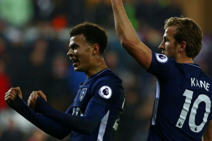 Dua pemain Tottenham Hotspur, Dele Alli (kiri) dan Harry Kane, merayakan gol Alli ke gawang Swansea pada laga lanjutan Liga Inggris di Stadion Liberty, Swansea, Rabu (3/1/2017) dini hari WIB.