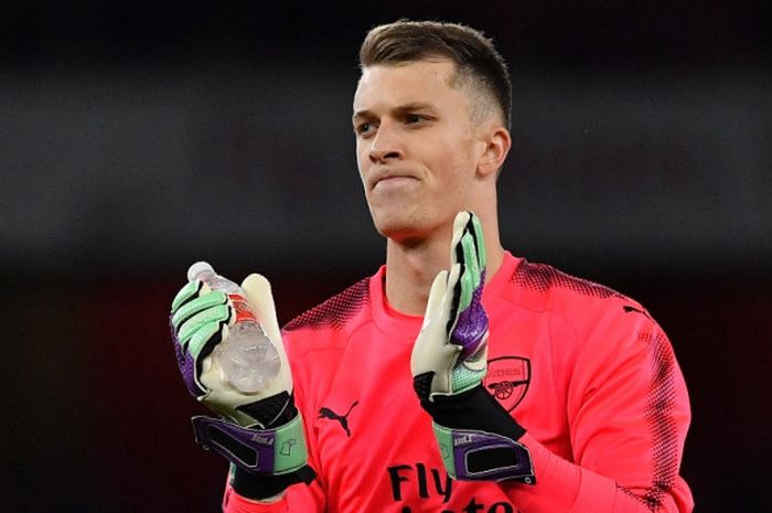 Kiper Arsenal, Matt Macey, melakukan pemanasan menjelang laga babak keempat Piala Liga Inggris kontra Norwich City di Stadion Emirates, London, pada 24 Oktober 2017.