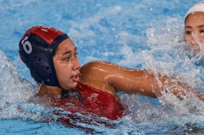 Pemain timnas polo air putri Indonesia, Nyoman Ayu Savitri Arsana (Merah), saat tampil menghadapi Jepang (16/8/2018) pada laga perdana Asian Games 2018.