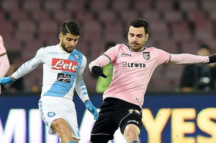 Penyerang sayap Napoli, Lorenzo Insigne (kiri), berduel dengan pemain Palermo, Henrique, dalam laga Serie A di Stadion San Paolo, Naples, 29 Januari 2017.