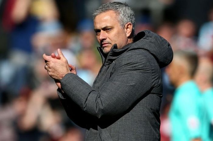 Manajer Manchester United, Jose Mourinho, memberikan aplaus kepada fans seusai pertandingan Liga Inggris 2016-2017 menghadapi Burnley di Stadion Turf Moor, Burnley, Inggris, pada Minggu (23/4/2017).