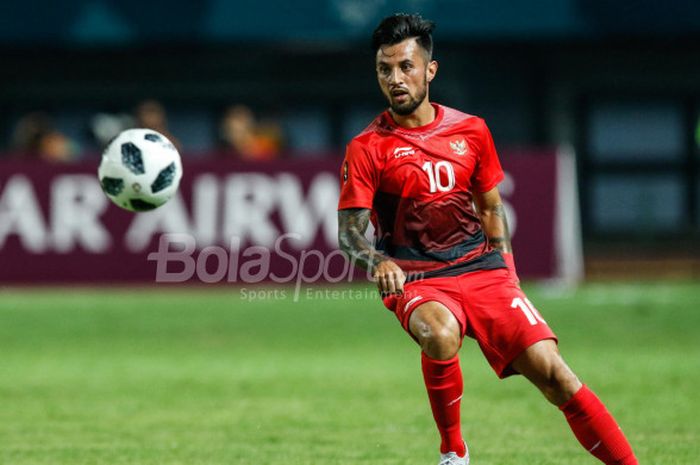 Gelandang tim nasional U-23 Indonesia, Stefano Lilipaly, dalam pertandingan Grup A cabang sepak bola Asian Games 2018 melawan Taiwan di Stadion Patriot, Minggu (12/8/2018).  