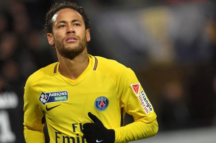 Ekspresi striker Paris Saint-Germain, Neymar, dalam laga semifinal Piala Liga Prancis kontra Rennes di Stadion Roazhon Park, Rennes, pada 30 Januari 2018.