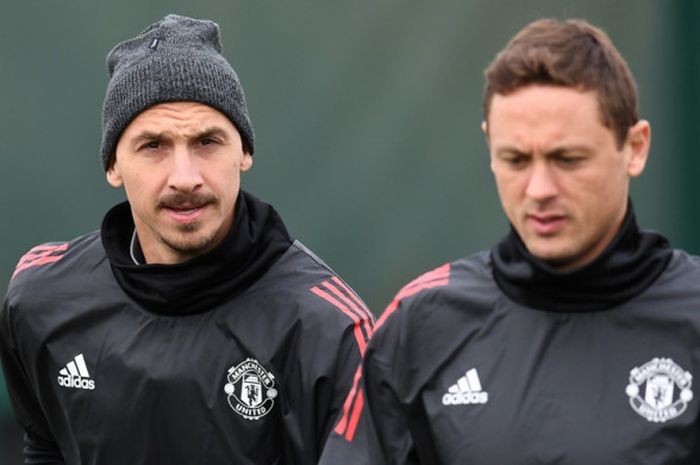 Pemain Manchester United, Zlatan Ibrahimovic (kiri) dan Nemanja Matic, menjalani sesi latihan di Carrington, Manchester, Inggris, pada 21 November 2017.