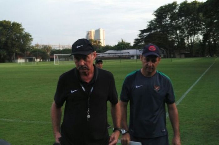 Alfred Riedl (kiri), bersama asisten pelatih Wolfgang Pikal, saat masih menukangi Timnas Indonesia