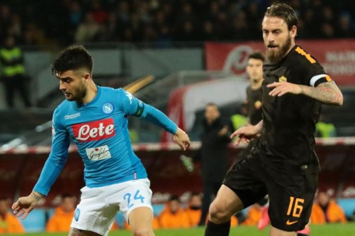 Striker Napoli, Lorenzo Insigne (kiri), berebut bola dengan gelandang AS Roma Daniele De Rossi pada laga Liga Italia di Stadion San Paolo, 3 Maret 2018.