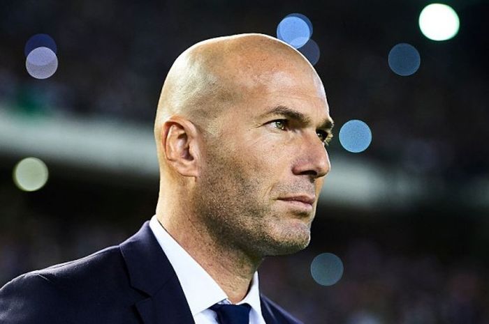 Pelatih Real Madrid, Zinedine Zidane, mendampingi anak asuhnya dalam pertandingan La Liga kontra Real Betis di Stadion Benito Villamrin, Seville, Spanyol, 15 Oktober 2016.