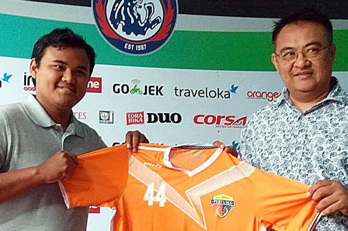 General manager Arema FC, Ruddy Widodo, menyerahkan jersey Arema FC kepada perwakilan Pertuma di kantor Arema FC Jalan Kertanegara no 7 Kota Malang, Senin (6/11/2017).