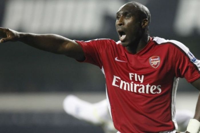 Sol Campbell saat bermain bagi Arsenal.