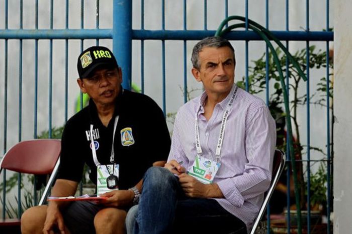 Pelatih Persiba Balikpapan, Milomir Seslija (kanan).